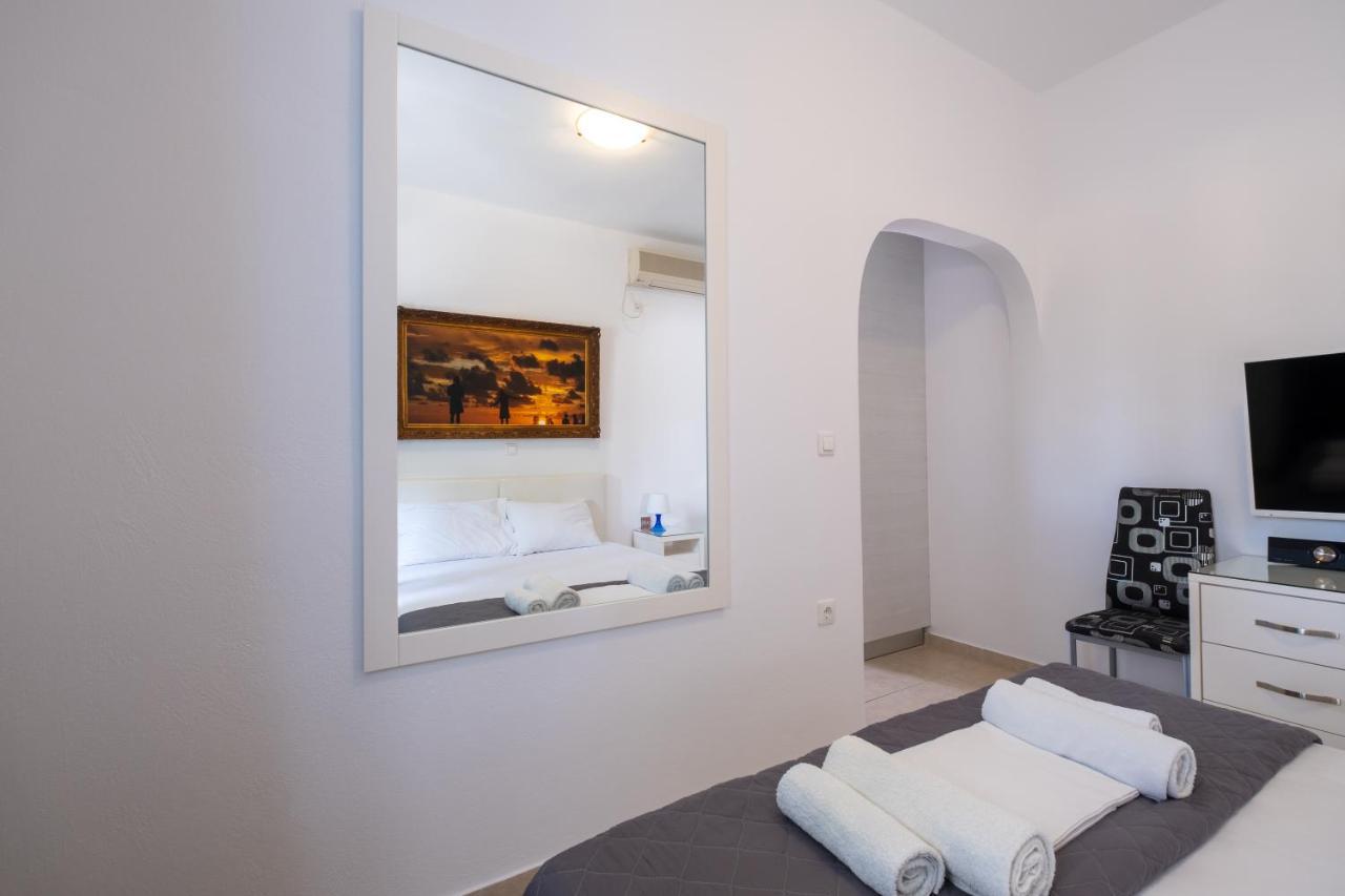 Adelphi Apartment Perissa (Santorini)