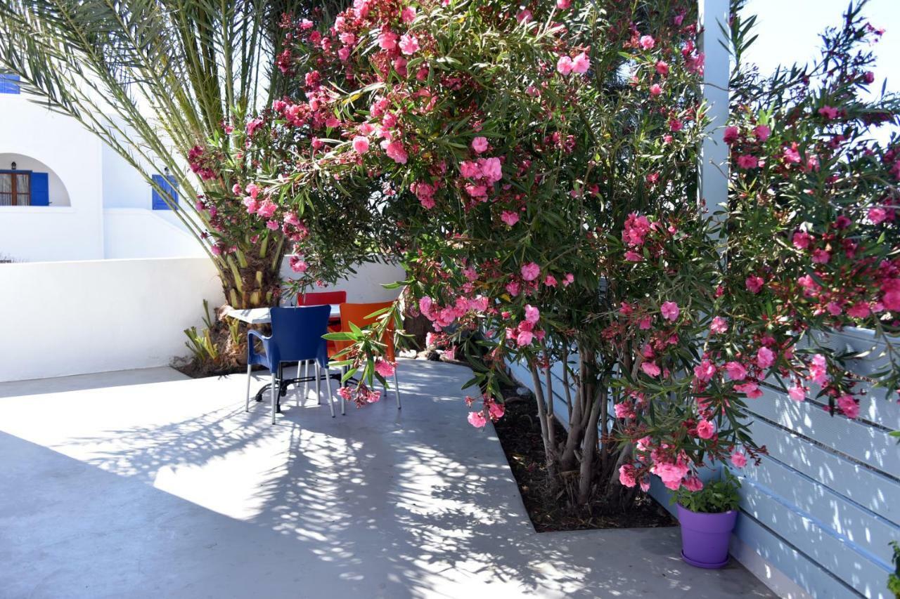 Adelphi * Perissa (Santorini)